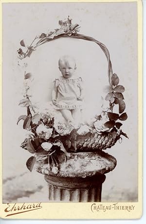 Ehrhard, Un jeune enfant pose dans un panier