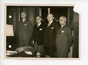 Bild des Verkufers fr Monsieur Rustu Aras(Ministre des Affaires Etrangres Turc), reu par Monsieur Yvon Delbos(Ministre des Affaires Etrangres Franais) et Monsieur Suad Bey(Ministre de Turquie  Paris). zum Verkauf von photovintagefrance