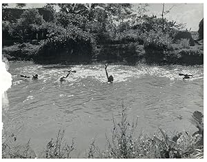 Indochine, les soldats traversent la rivière