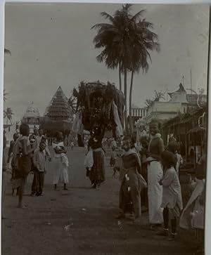 Inde, Madras, Indiens portant une sorte de chapelle sur la tête