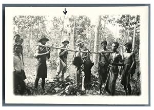 Cambodge, Group of hunters and locals. Groupe de chasseurs et indigènes