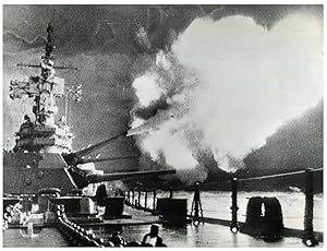 Vietnam, U.S. warship bombards buffer zone with 40 cm shells