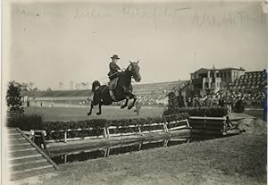 Menzendorf, Berlin, Un Cavalier Pendant Un Saut D'Obstacle