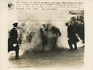 Pays Bas, The Hague, A sailor presents his gun, smoke from a bomb