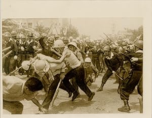 Japon 1960, grévistes et policiers