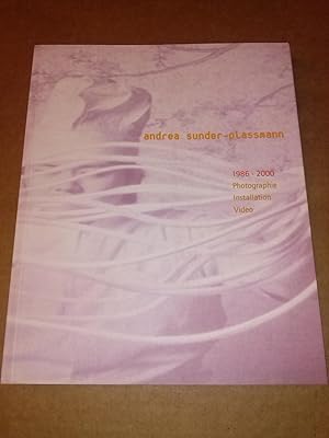 Bild des Verkufers fr andrea sunder-plassmann 1986-2000 Photographie Installation Video - Lektorat: Rita Sartorius - bersetzungen: Stephan Eix, Victor Millet, Jonathan Bennett - Gestaltung: Andrea Sunder-Plassmann - Lithographie: triple aaa - Druck: R. van Acken GmbH, Lingen - gefrdert mit Mitteln der Senatsverwaltung fr Wissenschaft, Forschung und Kultur, Referat Kunst- und Knstlerinnenfrderung, Bereich Bildende Kunst - Biographie, Bibliographie, u.a. - Sprache: deutsch und wenig englisch zum Verkauf von GAENSAN Versandantiquariat