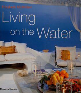 Immagine del venditore per Living on the Water. venduto da EDITORIALE UMBRA SAS