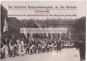 Die feierliche Rektoratsübergabe an der Berliner Universität. Abordnungen der Studenschaft auf de...