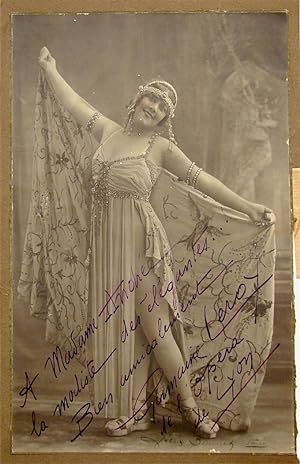 "Portrait en pied de la danseuse Germaine Leroy". Photographie originale sur papier, signée sur l...