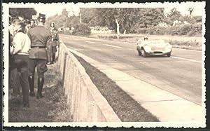 Fotografie Autorennen, Rennwagen mit Start-Nr.: 40, Polizisten zwischen den Zuschauern