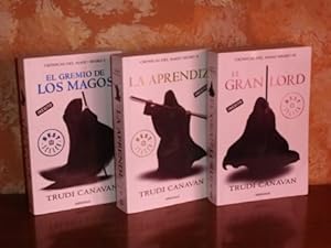 Imagen del vendedor de CRNICAS DEL MAGO NEGRO I - II y III - El gremio de los magos - El aprendiz - El gran lord a la venta por Libros del Reino Secreto