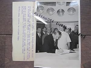 PHOTO DE PRESSE 1955 PRÉSIDENT COTY A LILLE VISITE HÔPITAL PROF EMILE DELANNOY