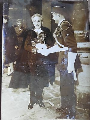 PHOTO DE PRESSE 1955 JEAN COCTEAU L'IMMORTEL ARRIVE A LACADÉMIE FRANÇAISE