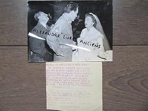 Bild des Verkufers fr PHOTO DE PRESSE 1955 OLIVIA DE HAVILLAND JOHN FORSYTHE MARIAGE TOURNAGE FILM zum Verkauf von GEOFFRIAULT