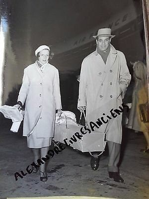 PHOTO DE PRESSE 1955 PARIS GEORGES GUETHARY EN VOYAGE AVEC JANINE GUYON ET BEBE