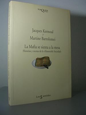 Image du vendeur pour LA MAFIA SE SIENTA A LA MESA. Historias y recetas de la *Honorable Sociedad* mis en vente par LLIBRES del SENDERI