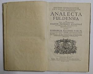 Bild des Verkufers fr Analecta Fuldensia ad viri reuerendi Ioannis Friderici Schannat clientelam Fuldensem beneficiariam. Quibus feminarum successio tam in Fuldensibus, quam ecclesiasticis beneficiis aliis clarissime demonstratur aliaque ad rem clientelarem et zum Verkauf von Antiquariat Martin Barbian & Grund GbR