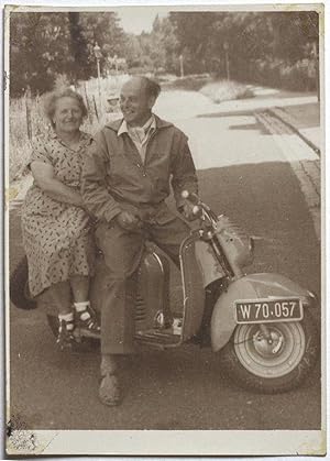Echtes Original 1955 Paar auf Motorroller, Motorrad