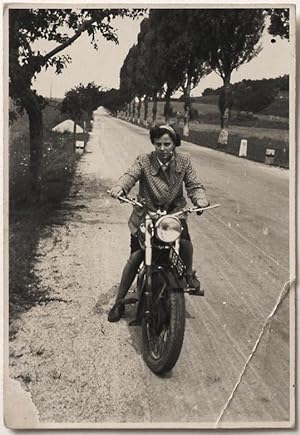 Echtes Original 1950er J. junge Frau auf Motorrad SCHNAPPSCHUSS