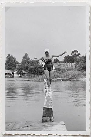 VINT.1950s SCHNAPPSCHUSS Balanceakt im Badeanzug