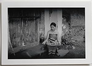 Bild des Verkufers fr Fine Art photo BALI Indonesia, girl with offerings zum Verkauf von rainworld archive