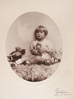 Bild des Verkufers fr Large format Art Deco girl with doll and teddy bear, toys, studio photo zum Verkauf von rainworld archive
