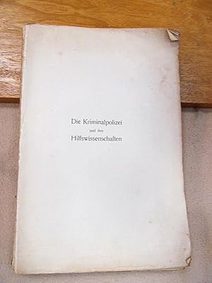 Bild des Verkufers fr Die Kriminalpolizei und ihre Hilfswissenschaften. Eingeleitet und erweitert von Dr. H. Lindenau. Mit 300 Illustrationen nach Original-Photographien. zum Verkauf von Antiquariat Friederichsen