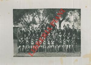 Foto di gruppo in uniforme : 45 tra "figli della lupa", "balilla" e due ufficiali della Milizia.