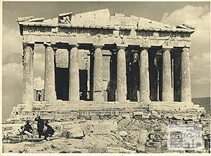 Ruine der Akropolis in Athen, im Vordergrund rastende Soldaten auf losen Steinbrocken. Großes Ori...