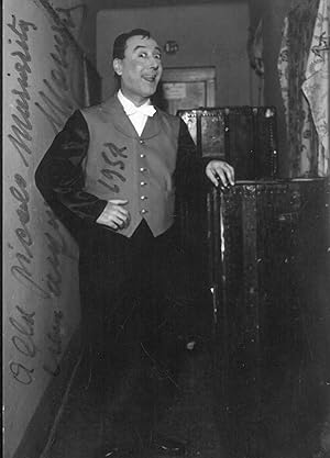 Fotografia originale con il comico in abito da scena con dedica, firma e data autografe (1957)