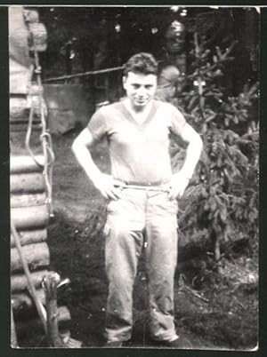 Fotografie DDR-NVA, Soldat der Volksarmee neben Baracke stehend