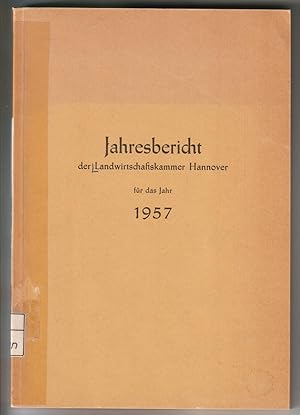 Bild des Verkufers fr Jahresbericht der Landwirtschaftskammer Hannover fr das Jahr 1957. Redaktion: Oberlandwirtschaftsrat Dr. Niemann. Druck: Landbuch-Verlag GmbH, Hannover. Inhalt u.a.: Organisation und Verwaltung - Berufsausbildung - Wirtschaftsberatung - Allg. Betriebswirtschaft und Landarbeit - Landbau - Gemse-, Obst- und Gartenbau - Tierzucht und Tierhaltung - Kleintierzucht - Forst - Landfrauenarbeit - Technik in der Landwirtschaft - Landwirtschaftliches Bauwesen - Anschriften und Fernsprech-Anschlsse der hannoverschen Dienststellen. Ehemaliges Bibliotheksexemplar mit entspr. Spuren. zum Verkauf von GAENSAN Versandantiquariat