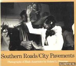 Bild des Verkufers fr Southern Roads/City Pavements. Photographs of black Americans zum Verkauf von Klondyke