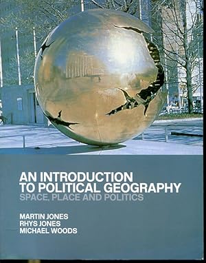 Immagine del venditore per An Introduction to political Geography - Space, Place and Politics venduto da Librairie Le Nord