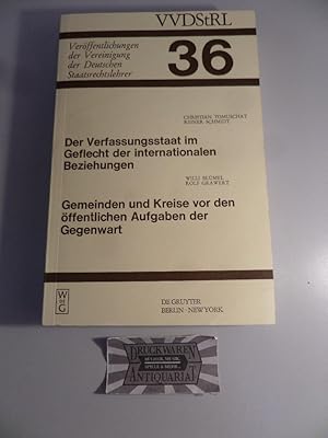 Bild des Verkufers fr Der Verfassungsstaat im Geflecht der internationalen Beziehungen. Gemeinden und Kreise vor den ffentlichen Aufgaben der Gegenwart / Willi Blmel u. Rolf Grawert. In Basel vom 5. - 8. Oktober 1977 / Vereinigung der Deutschen Staatsrechtslehrer: Verffentlichungen der Vereinigung der Deutschen Staatsrechtslehrer H. 36 zum Verkauf von Druckwaren Antiquariat