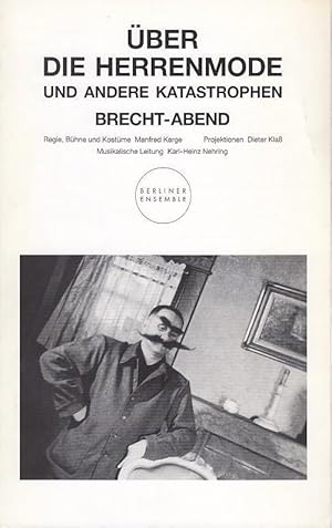 Image du vendeur pour ber die Herrenmode und andere Katastrophen. Spielzeit 1994 / 1995. Regie / Kostm / Bhne Manfred Karge. Projektionen Dieter Kla. Musikal. Leitung K.-H. Nehring. Darsteller Christian von Treskow / Thomas Ostermeier / Anke Schler / Eva Brunner, Eva Mattes, Veit Schubert u.a. mis en vente par Antiquariat Carl Wegner