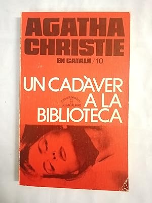 Imagen del vendedor de UN CADAVER A LA BIBLIOTECA - en catala a la venta por Gibbon Libreria
