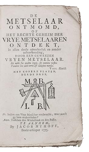 Imagen del vendedor de De metselaar ontmomd, of het rechte geheim der vrye metselaren ontdekt, in allen deele oprechtelyk en zonder achterhouding, door een gewezen vryen metselaar. . Derde druk.Arnhem, Jacob Nijhoff, 1753. 8vo (16.5 x 10 cm). With a woodcut freemasonry device on title-page and 3 folding engraved plates. Contemporary marbled paper wrappers. a la venta por ASHER Rare Books