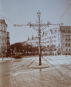 Bild des Verkufers fr Sule einer Straenbahn-Oberleitung auf einem Berliner Platz. Original-Photographie. zum Verkauf von Antiquariat Thomas Mertens