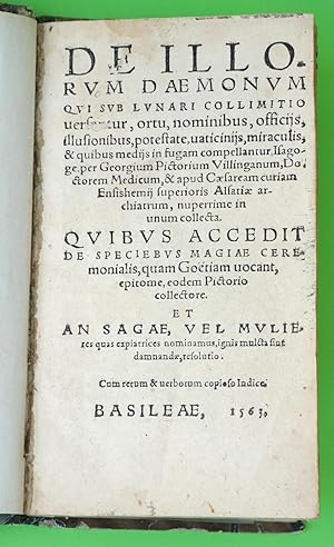 Imagen del vendedor de De illorvm daemonvm qvi svb lvnari collimitio uersantur, ortu, nominibus, officiis, illusionibus, potestate, uaticiniis, miraculis, & quibus mediis in fugam compellantur, Isagoge, per Villinganum, Doctorem Medicum, & apud Caesaream curiam Enfishemii superioris Alsatiae archiatrum, nuperrime in unum collecta. Qvivus accedit de speciebvs magiae ceremonialis, quam Gotiam uocant, epitome, eodem, Pictorio collectore. Et an sagae, vel mvlieres quas expiatrices nominamus, ignis mulcta sint dammandae, resolutio. Cum rerum & uerborum copioso Indice a la venta por Andarto B.