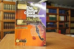 Image du vendeur pour The Big Guitar Chord Songbook. The Fifties. Eighty-five rock and pop classics, arranged for guitar and voice. Including big hits from Paul Anka, Chuck Berry, Johnny Cash, Eddie Cochran, Buddy Holly, Jerry Lee Lewis, Dean Martin, Ricky Nelson, Roy Orbison, Elvis Presley and many more legends. mis en vente par Gppinger Antiquariat