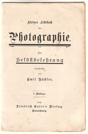 Bild des Verkufers fr Kleines Lehrbuch der Photographie. Zur Selbstbelehrung bearbeitet von Emil Bhler. 3. Auflage, 1902. Inhalt u.a.: Allgemeines ber die Photographie - Der photographische Apparat (mit zwei Skizzen und 8 Abbildungen). Endet nach 16 Seiten, fraglich vollstndig. zum Verkauf von GAENSAN Versandantiquariat