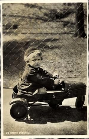 Ansichtskarte / Postkarte De kleine Chauffeur, Junge in einem Spielzeugauto