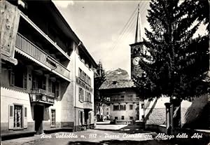 Bild des Verkufers fr Ansichtskarte / Postkarte Riva Valdobbia Piemonte, Piazza Centrale con Albergo delle Alpi zum Verkauf von akpool GmbH
