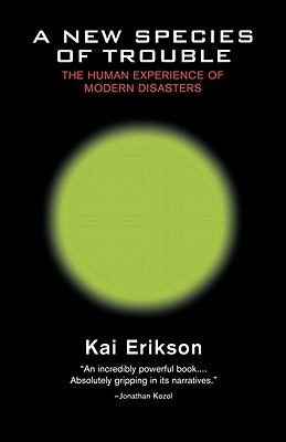 Imagen del vendedor de A New Species of Trouble: The Human Experience of Modern Disasters (Paperback or Softback) a la venta por BargainBookStores