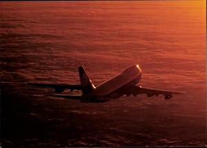 Immagine del venditore per Ansichtskarte / Postkarte Passagierflugzeug Boeing 747 der Lufthansa bei Sonnenuntergang venduto da akpool GmbH