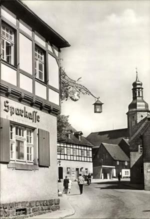 Bild des Verkufers fr Ansichtskarte / Postkarte Geising Altenberg Erzgebirge. Partie auf der Hauptstrae mit Sparkasse zum Verkauf von akpool GmbH
