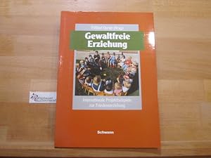 Bild des Verkufers fr Gewaltfreie Erziehung : internat. Projektbeispiele zur Friedenserziehung in Elternhaus, Kindergarten u. Schule. hrsg. von Frithjof Oertel. Unter Mitarb. von Sigrid Bse. [Mit Beitr. von Robert Aspeslagh .] / Schwann Pdagogik zum Verkauf von Antiquariat im Kaiserviertel | Wimbauer Buchversand