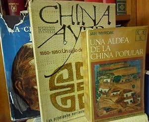 Bild des Verkufers fr UNA ALDEA DE LA CHINA POPULAR + CHINA AYER 1850-1950 : Un siglo de transformacin // LA CIVILISATION DE LA CHINE CLASSIQUE (3 libros) zum Verkauf von Libros Dickens