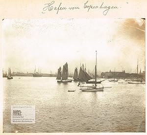 Ansicht des Hafens von Copenhagen mit vielen Segelschiffen und großen Passagierdampfschiffen. His...